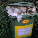 Des sacs plastiques, des bouteilles de lessive et même des couche-culottes et des souliers ont été retrouvés au milieu des déchets de jardin